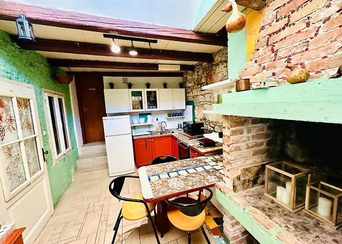 Art & Joy Hostel Πούλα