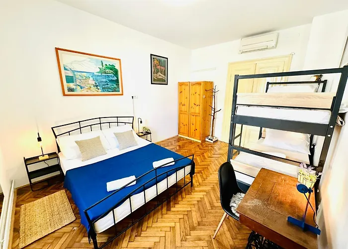 Art & Joy Hostel Πούλα