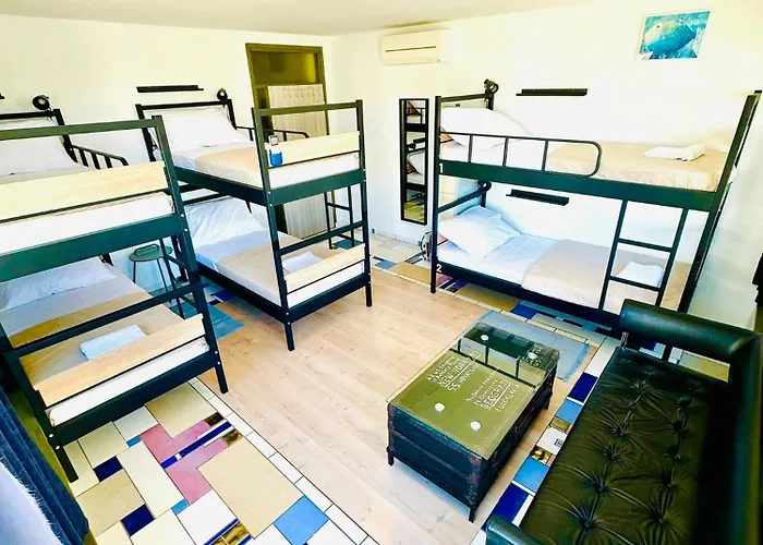 Art & Joy Hostel Πούλα