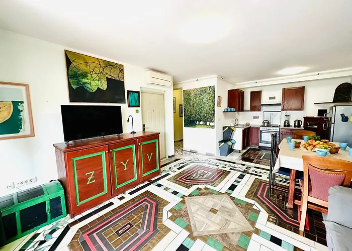 Hostel Art & Joy Πούλα